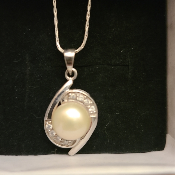 Cultured Pearl  Pendant with Chain in 925 Silver - Picture 11 of 11
